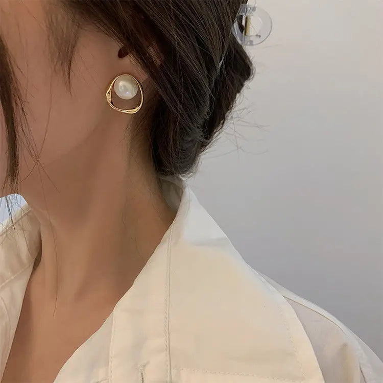 Geometric Whirlpool Shape Imitation Pearl Stud Earrings