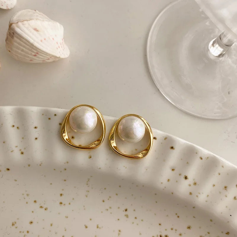 Geometric Whirlpool Shape Imitation Pearl Stud Earrings